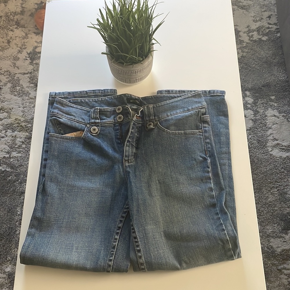 Womyn light wash jeans